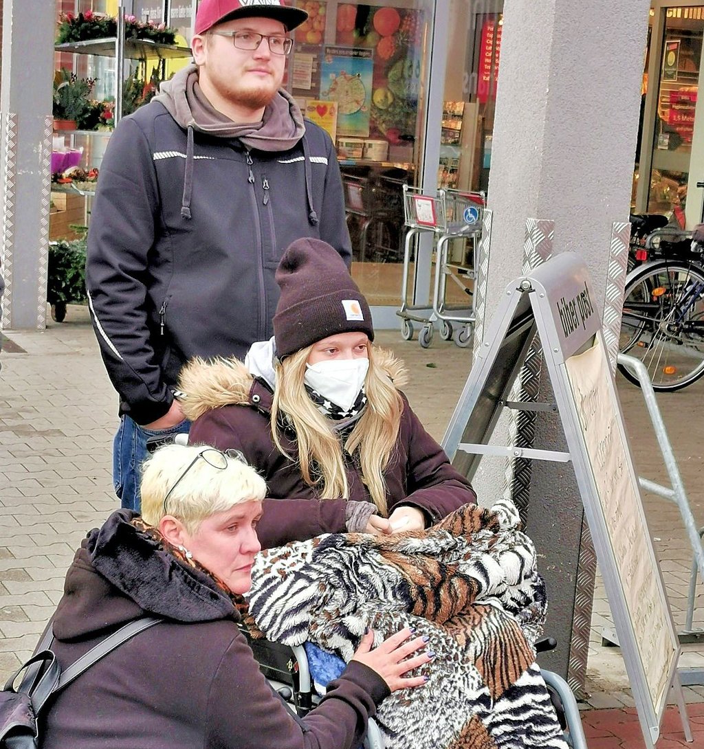 Mutter Ronja hofft, dass die Stammzellenübertragung für ihre Tochter Cindy erfolgreich ist.