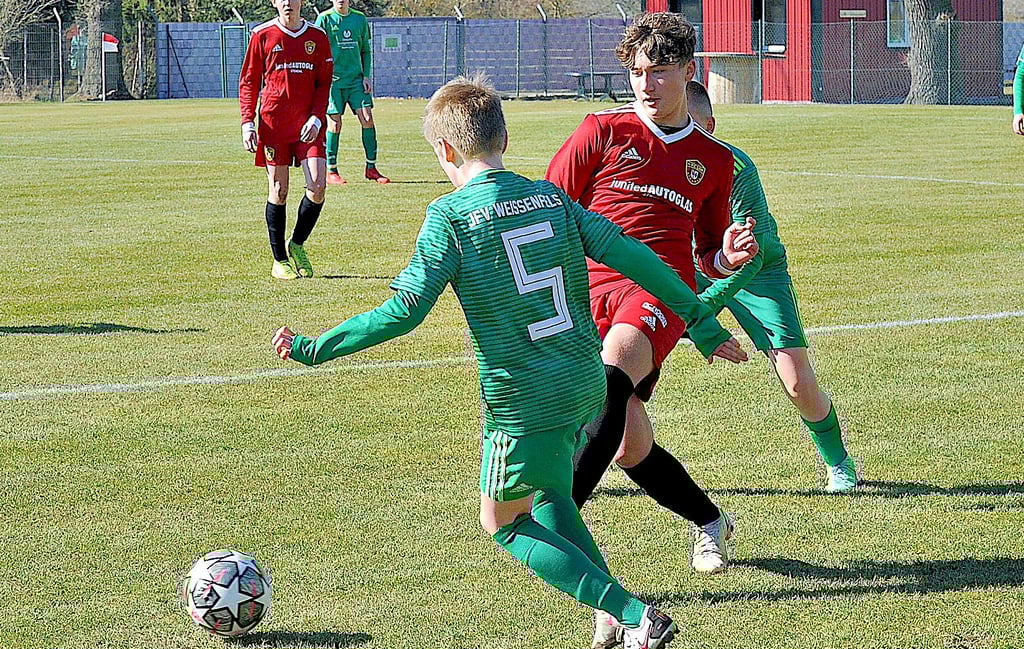 Philip Braunschweig (rechts) gewann mit den C-Junioren des 1. FC Lok Stendal 2:0 gegen die Mannschaft aus Weißenfels. Er erzielte dabei beide Treffer.