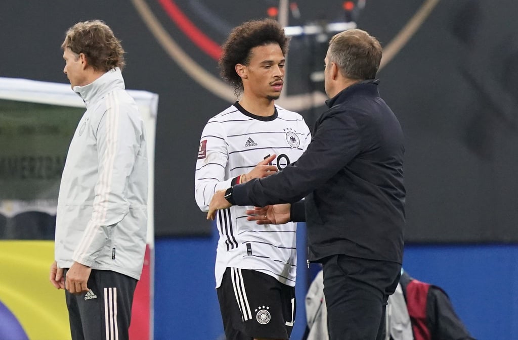 Zufriedener Bundestrainer: Hansi Flick (r) freut sich über die Entwicklung von Leroy Sané.