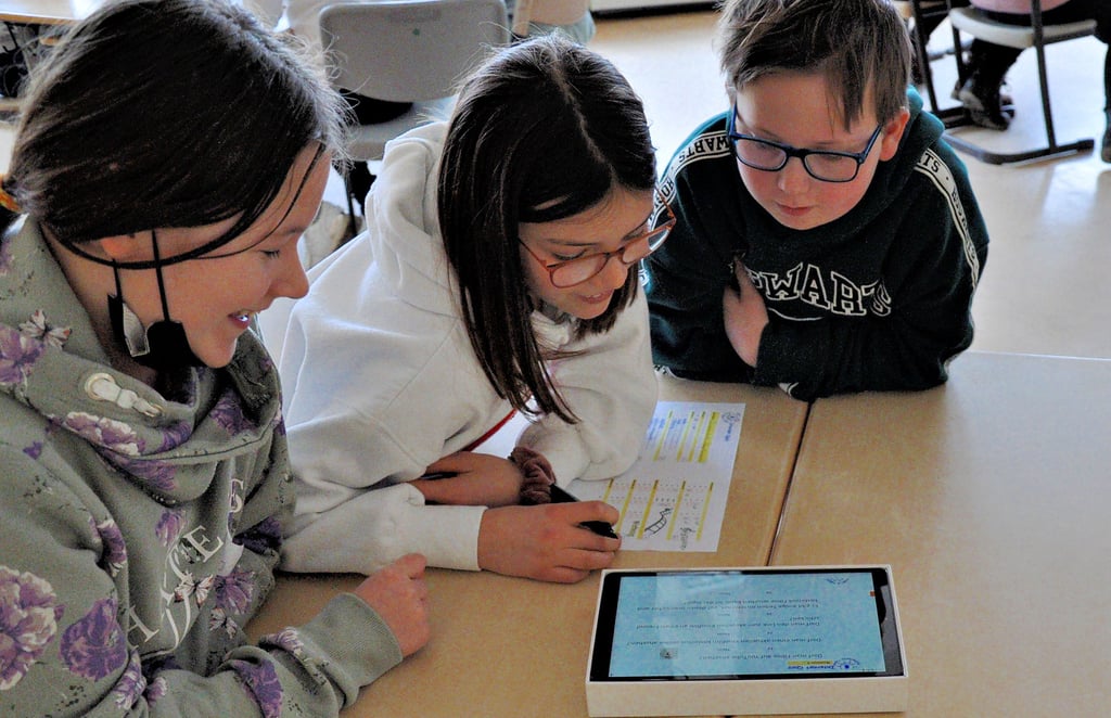 Nach den einzelnen Informationsrunden zum Thema Internet, soziale Netzwerke und Downloads, knobelten die Schüler über Quizfragen, die an Tablets gestellt und beantwortet wurden.