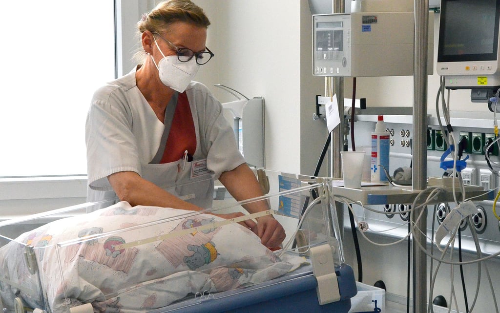 Bianca Schornick, Leiterin der Pflege der Kinderklinik, versorgt ein Neugeborenes. Seit Mitte Dezember ist die Station im Klinik-Neubau an der Wendstraße bezogen.