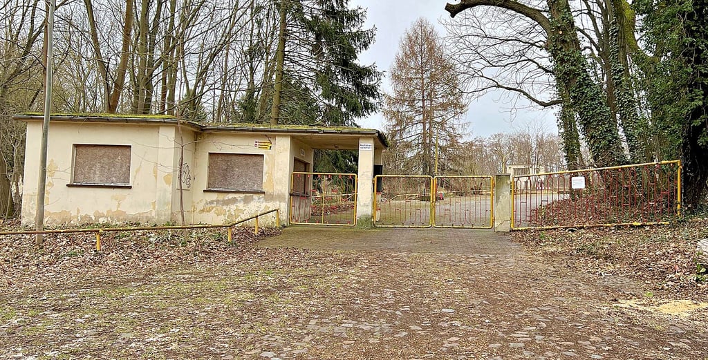 Der Eingangsbereich des ehemaligen Schwimmbades in Schneidlingen. Das Gelände wird jetzt von den Bogenschützen genutzt.