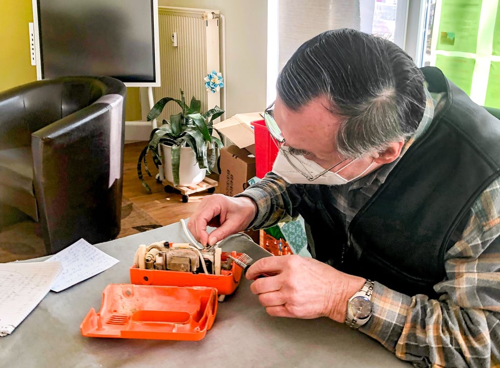 Wolfgang Niemann  kümmert sich um  das Reparatur-Café - und hier um einen  Mixer.   