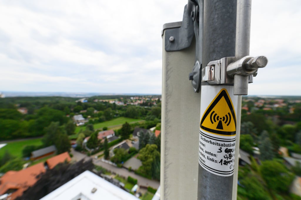 Ein neuer Mobilfunkmast wird im Auftrag der Telekom in Aschersleben installiert.