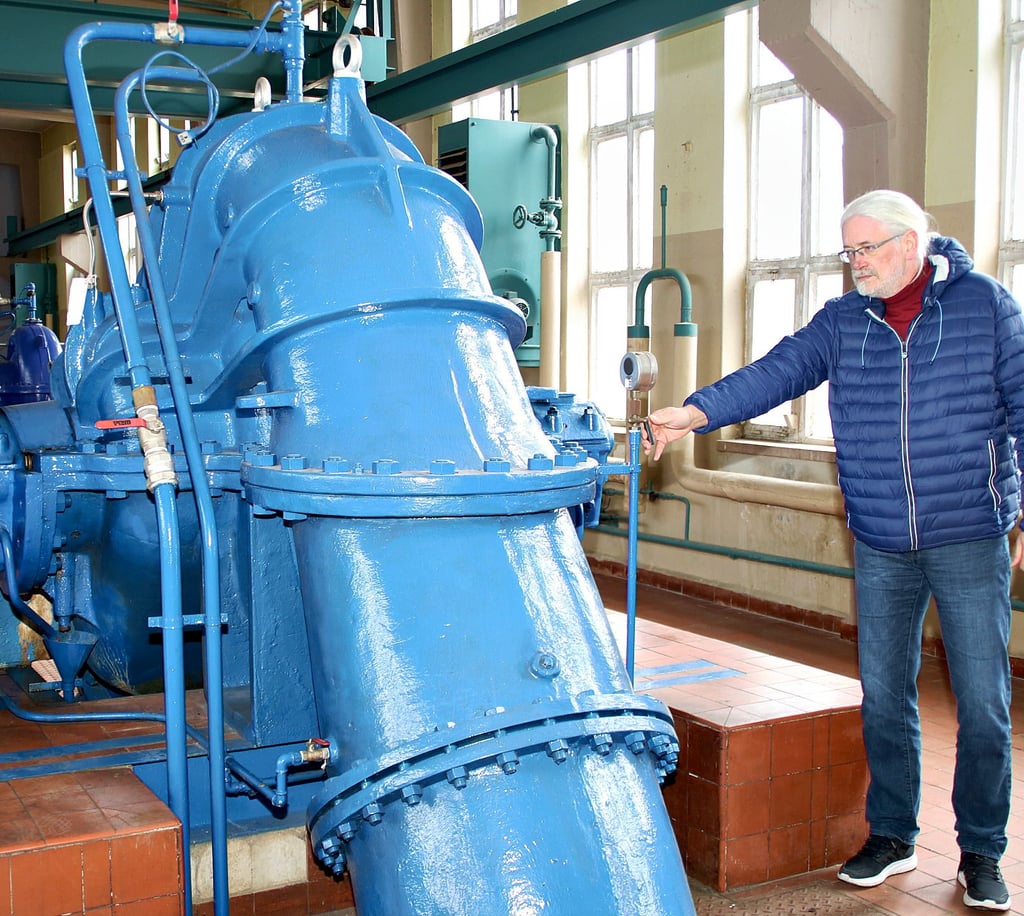 Peter Bogel von der Trinkwasserversorgung Magdeburg GmbH an einer der drei Kreiselpumpen im Inneren des Oberflächenpumpwerks.