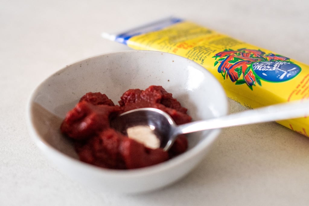 Sieht Tomatenmark zum Verwechseln ähnlich: Doch Hauptbestandteile der Harissa-Paste sind nicht Tomaten, sondern Chilischoten, Koriandersamen, Knoblauch und Kreuzkümmel.