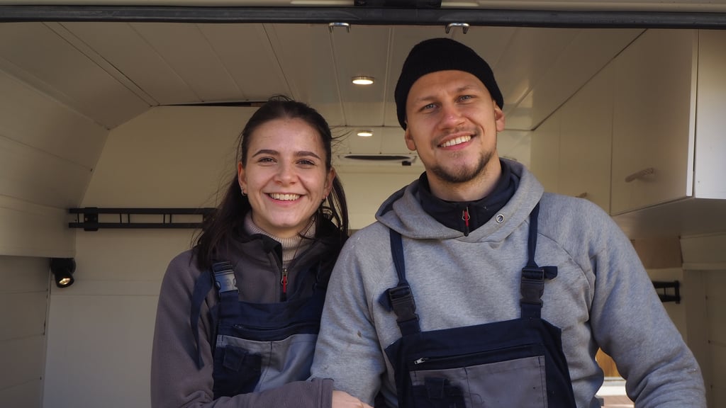 Paula und Sven Bliedung bereiten sich auf ihre Reise mit dem Van vor.