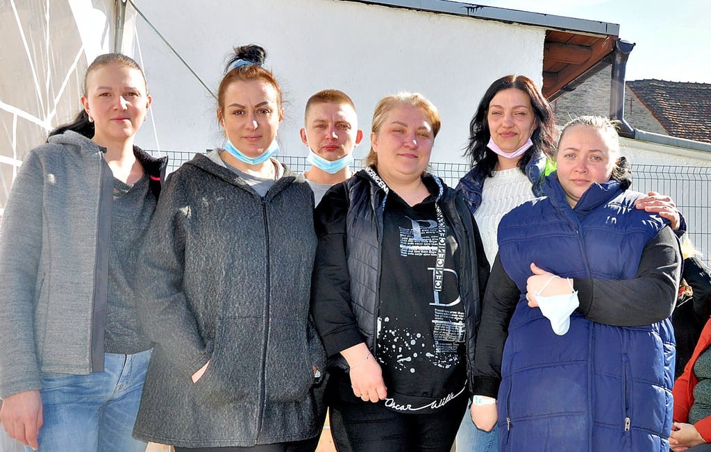 Familie Polishchuk aus Dnipropetrowsk, ist froh, in Eggersdorf ein vorübergehendes Zuhause gefunden zu haben. Die gebürtige Ukrainerin Irena Hauer (Zweite von rechts) hilft beim Übersetzen.