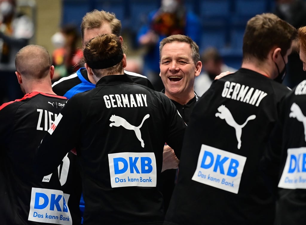 Für Bundestrainer Alfred Gislason (M.) ist das Spiel in Kiel die Rückkehr an seine alte Wirkungsstätte.