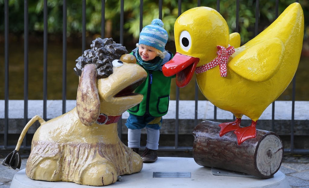 Fritz freut sich über Schnatterinchen und Moppi, zwei der 14 Sandmann-Figuren in der Erfurter Innenstadt. Die Thüringer Landeshauptstadt ist Stammsitz des öffentlich-rechtlichen Kinderkanals Kika. In den Magdeburger Elbauenpark sollen Sandmanns Freunde als blühende Varianten Einzug halten.