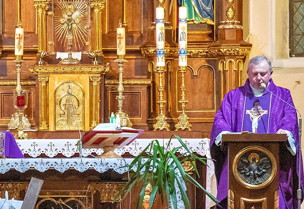 Andreas Stopyra nimmt 6 Uhr morgens Hilfsgüter entgegen und predigt 7 Uhr vor seiner Gemeinde.