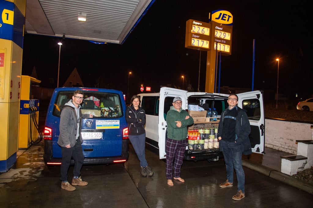 Kirsten Reichert, Peter Draht, Harald Boltze und Torsten Biel fahren mit zwei Kleinbussen nach Polen an die ukrainische bei Budomezh-Hrushiv, liefern Hilfsgüter bei Priester in Lubaczów ab und holen 12 ukrainische Flüchtlinge nach Deutschland