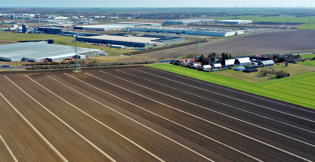 Blick auf die Siedlung Baumschule. Hinter ihr verläuft die Bundesstraße 81 nach links in Richtung Magdeburg und nach rechts Richtung Halberstadt. Der Acker links, vor und rechts der Siedlung gehört zum künftigern Gewerbebiet für die Intel-Ansiedlung.