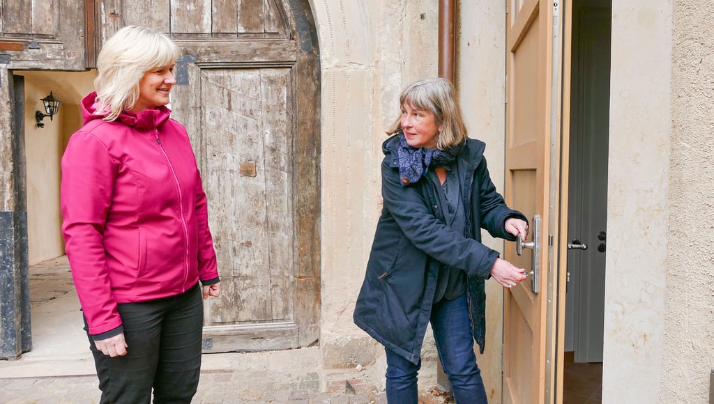 Bima-Objektmanagerin Christiane Schumann übergibt Anja Liebig, Hauptamtsleiterin der Stadt Annaburg, das Turmwärterhäuschen der Lichtenburg.