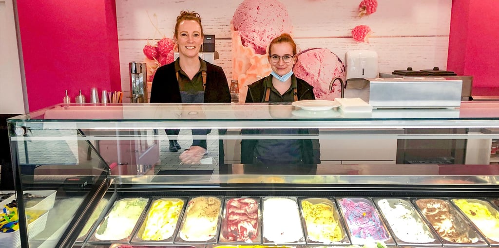 Blick auf die Eistruhe im neu eröffneten „GelaTogo“: links Betreiberin Yvonne Howey