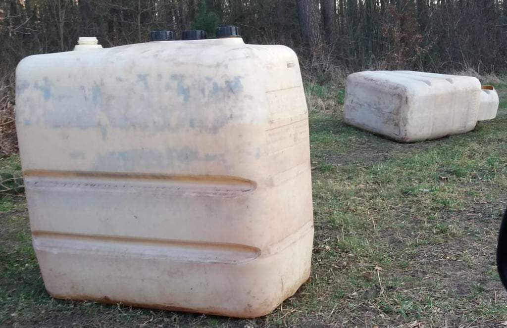 Diese teilweise noch gefüllten Heizölkanister liegen in einem Waldstück bei Ihleburg.