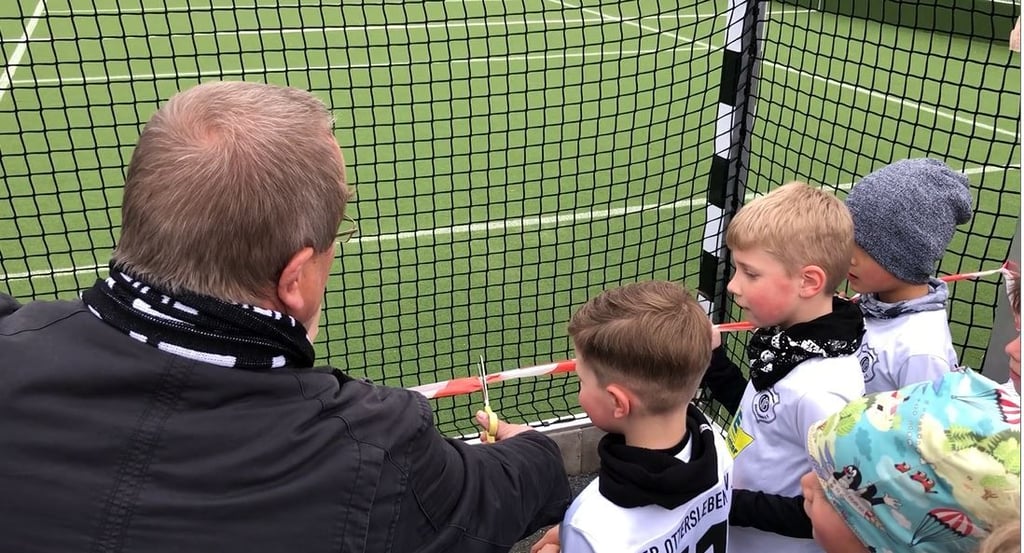„Schnipp-schnapp“: Vereinsvorsitzender Wigbert Schwenke und die „Bambinis“ eröffnen die neue Soccer-Anlage in Ottersleben.