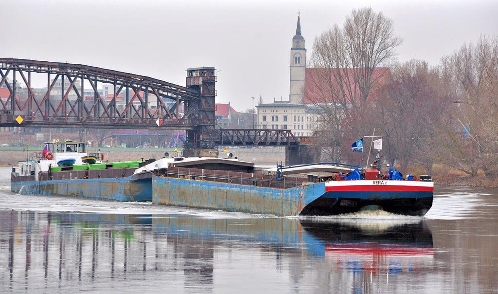 Das tschechische Güterschiff Vera aus Decin passiert Magdeburg.