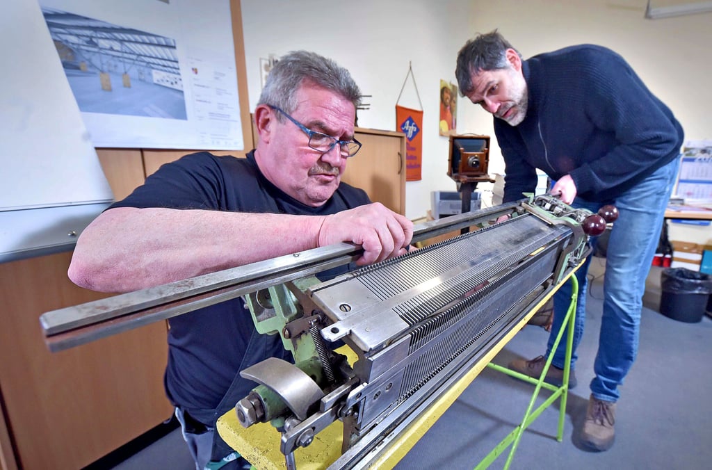 Lutz Walter und Sven Sachenbacher bauen die Strickmaschine wieder auf. Sie soll künftig in der Dauerausstellung einen Platz bekommen.