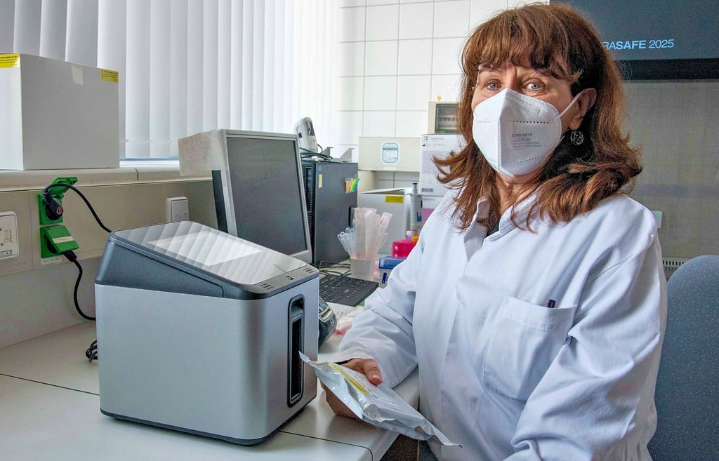Prof. Dr. Sabine Westphal mit dem neuesten Wunderwerk des Labors im Klinikum.