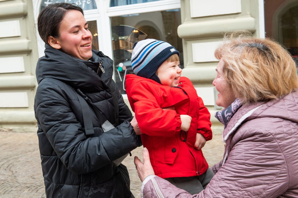 Familienzusammenführung in Naumburg: Oma Galina kann Enkelchen Lev wieder in die Arme nehmen.