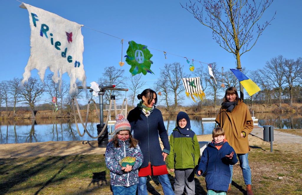 Der Ort des Friedens am Badestrand in Kamern entwickelt sich. Am Freitag brachten Marielys, Richard und Barnaby mit den Pädagoginnen Stefanie Wischer (links) und Christiane Fochtmann weitere Kunstwerke dorthin.