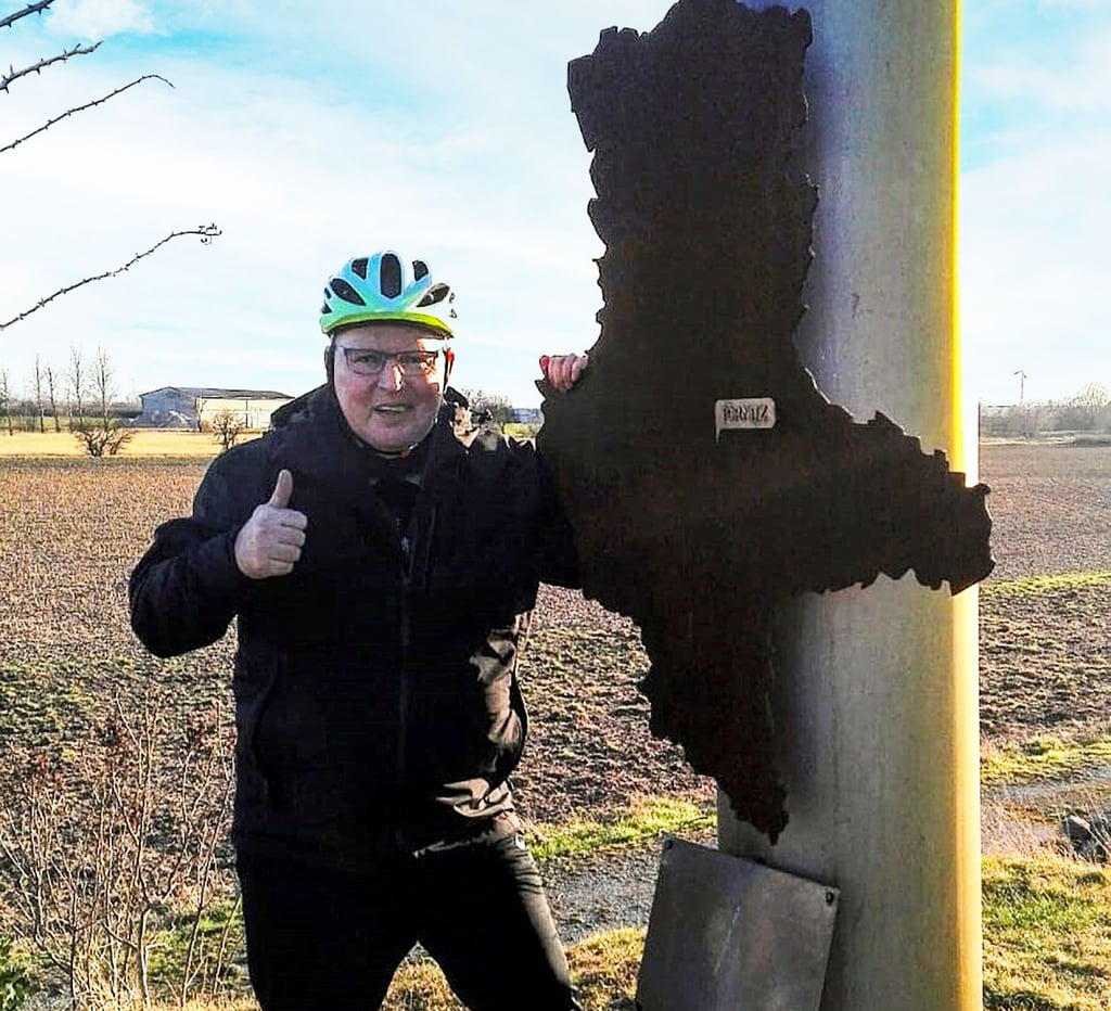 Kurt Kuchinke an dem einen Landesmittelpunkt in Tornitz.
