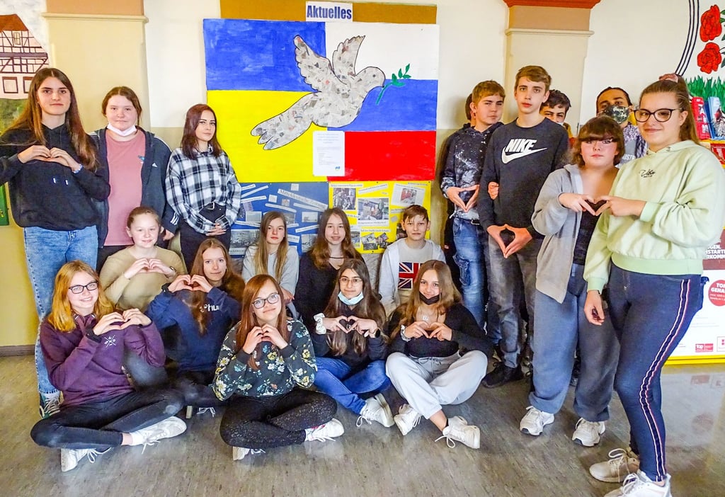 Die Schülerinnen und Schüler der achten Klassen in der Sekundarschule Annaburg haben den Krieg zwischen Russland und der Ukraine zum Thema im Medienprojekt „Klasse 2.0“ gemacht. Die 8 a hat Schlagzeilen aus der MZ zur Friedenstaube zusammengefügt, deren Botschaft beide Länder erreichen soll.