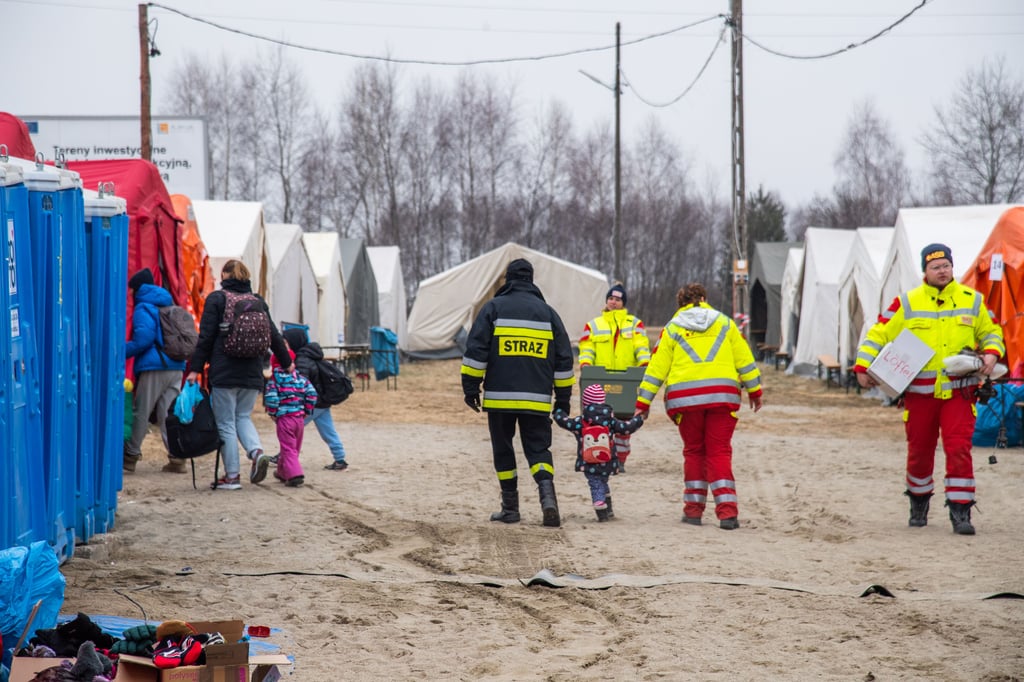 Aufnahmestelle für Geflüchtete: Der polnisch-ukrainische Grenzübergang ist hier vielleicht nur 500 Meter entfernt. Es gibt: Essen, Kleidung, Sim-Karten sowie Angebote für Transport und Unterkunft.