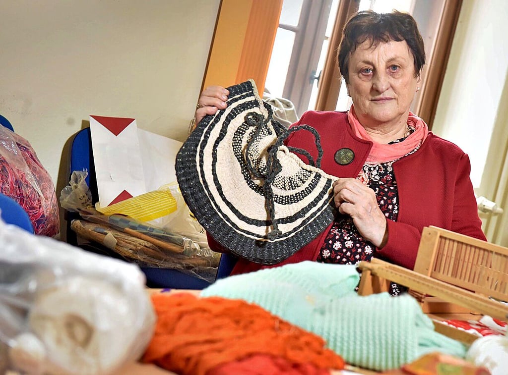 Regina Bauer hat aus den Fasern Taschen hergestellt.