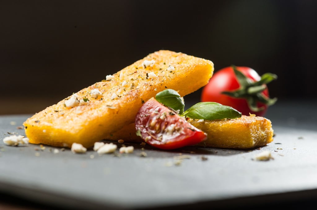 Gebratene Polentaschnitten aus Polenta-Maisgries sind schnell gemacht. Für den optimalen Mix der Eiweißbausteine wären dazu passend Bohnen oder Linsen ideal.