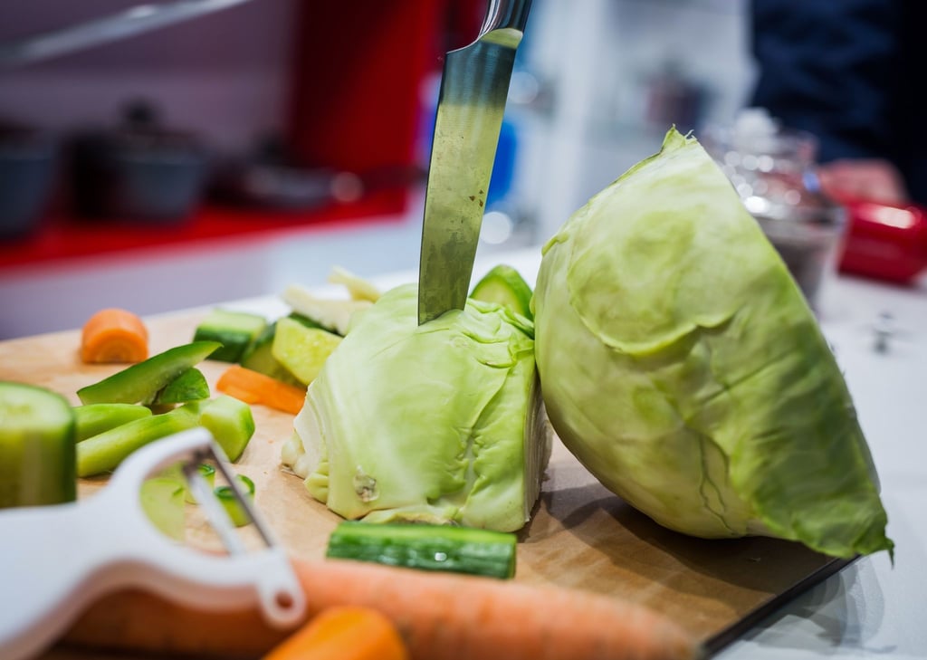 Kimchi lässt sich nicht nur aus Weißkohlblättern zubereiten, sondern auch aus den Schalen und dem Strunk von Blumenkohl.