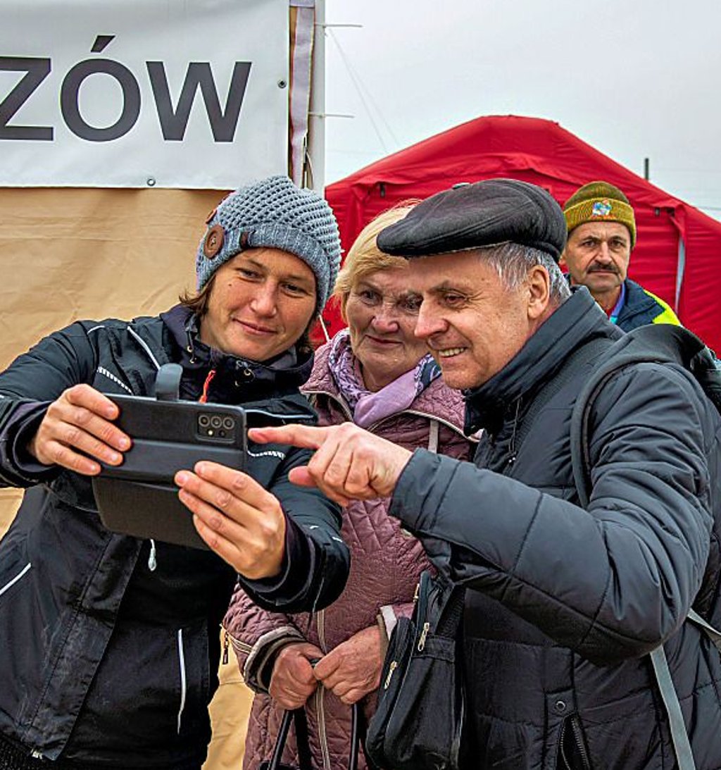 Die Töchter Oksana und Jane verließen Kiew am Freitag und wurden von Helfern mit nach Naumburg genommen. Am Dienstag flohen die Eltern vor den Bomben, trafen Kirsten Reichert (oben) an der Grenze, so dass es zum tränenreichen Wiedersehen in Naumburg kam.