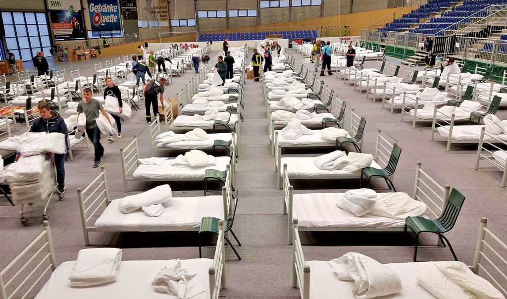Freiwillige Helfer haben 150 Betten in der Arena des Ballhauses aufgestellt und vorbereitet.