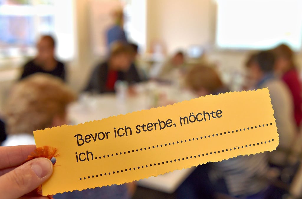Damit Hinterbliebene nicht in Zweifel geraten, sollten viele Dinge, die den Tod betreffen, im Vorfeld intensiv besprochen werden.