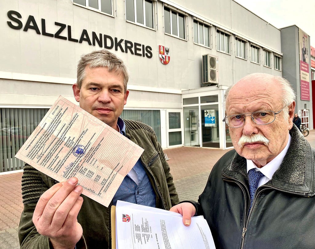 Dirk Kirschner (links) holte am Donnerstag bei der Fahrerlaubnisbehörde in Bernburg seinen vorläufigen Führerschein ab. Sein Anwalt Volker Pflanz musste zuvor den Salzlandkreis gerichtlich zwingen, ihm einen Termin zu geben.