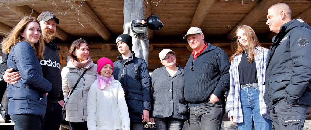 Natalja und Andi Vermeulen (links) mit ihrer Tochter Vika (zweite von rechts), sowie Marina Onyanova und ihre Kinder Alona und Artjom sind aus der Ukraine geflohen. Anja van der Avoort alias Fenix und David Beekmans alias Eagle (vierte und dritter von rechts) haben sie aufgenommen, Jens Winderlich (rechts) rief zu Spenden auf.