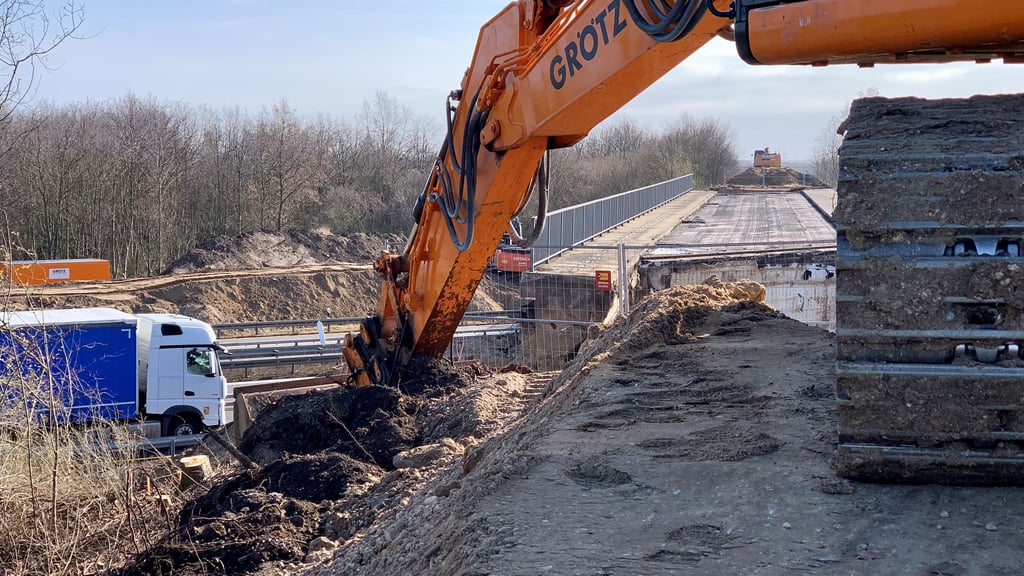An der Brücke über die A 14 stehen die Bagger in Position. Gearbeitet wird unter Vollsperrung bis Sonntagabend.