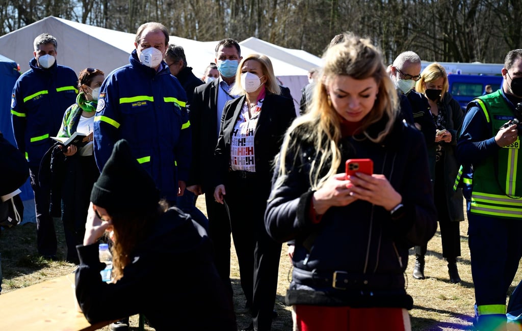 Die deutsche Innenministerin Nancy Faeser (M, SPD) besucht eine Unterkunft für ukrainische Flüchtlinge in Berlin.