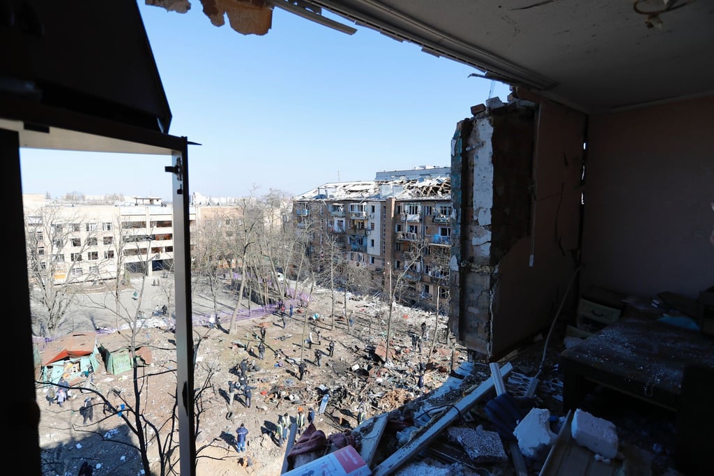 Blick aus dem Fenster eines zerstörten fünfstöckigen Wohnhauses im Stadtviertel Vynohradar.