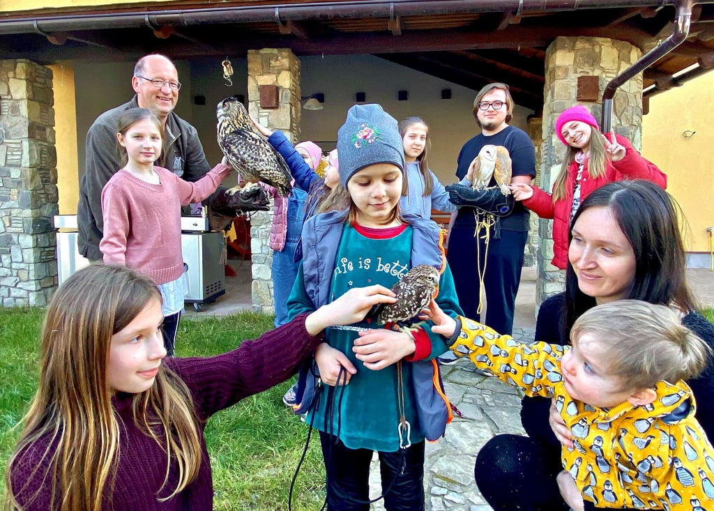 Gleich vier Tiere brachte Jens Haberlandt (hinten links) beim Treffen mit elf ukrainischen Flüchtlingskindern mit. Die gebürtie Ukrainerin Tetiana Pliushko (vorn rechts), die seit längerem in Baalberge lebt, half bei der Übersetzung.