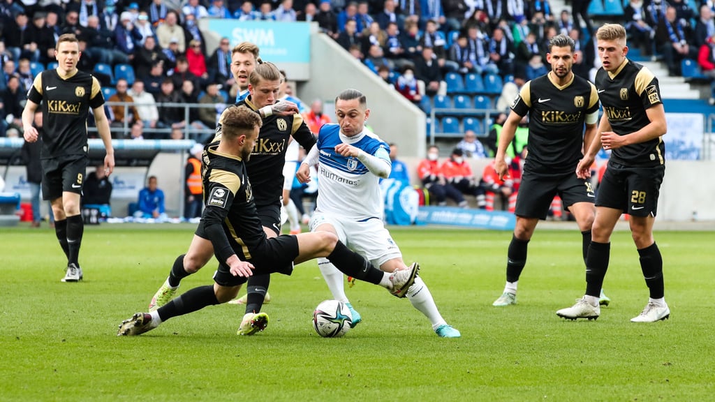 Magdeburgs Baris Atik kann sich in dieser Szene gegen Meppen nicht durchsetzen.