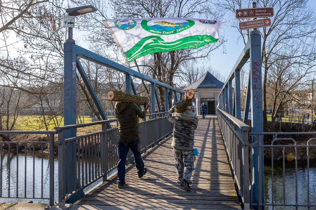 Die Fahne der Kreisanglervereines Zeitz weht über der Dreierbrücke am Zeitzer Bahnhof. Im Pavillon ist die neue Geschäftsstelle des Kreisangelvereins. Am Samstg beräumen zahlreiche Mitglieder des Vereins das Areal.