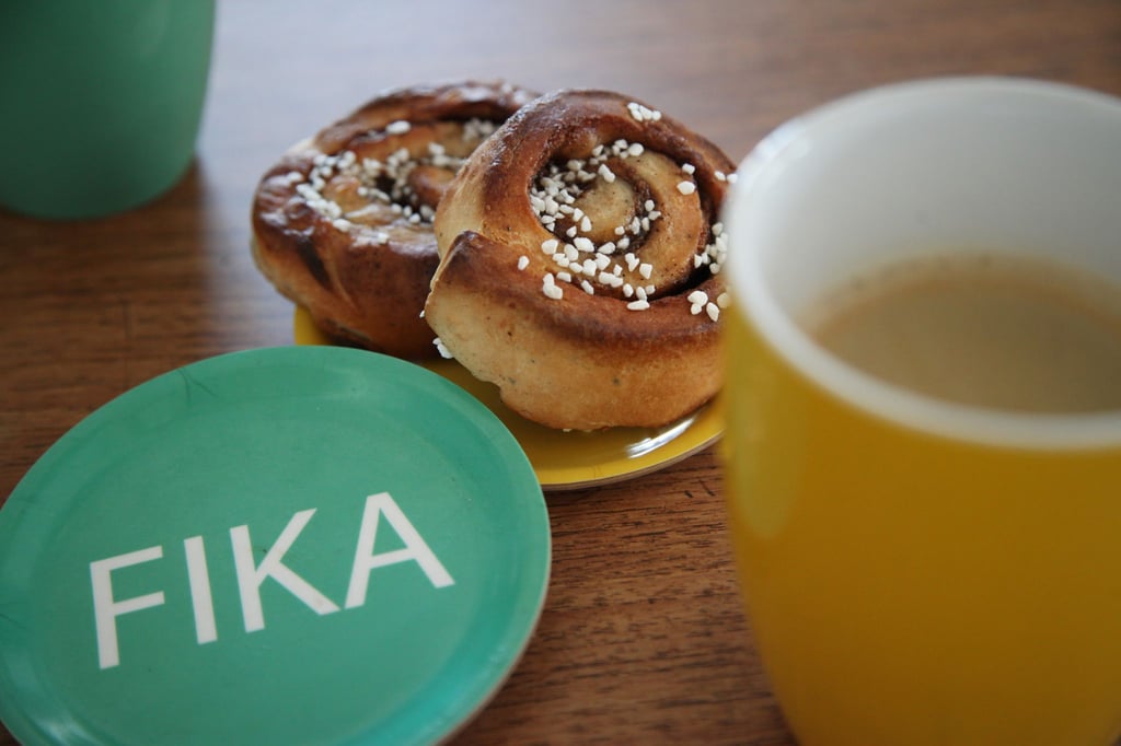 Für die Skandinavier bietet die Fika-Tradition eine willkommene Unterbrechung des Arbeitstages, um mit Kolleginnen oder Freunden Abstand vom beruflichen Stress zu gewinnen.