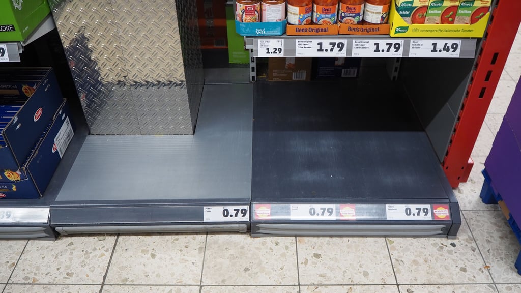 Leere Regale in einem Magdeburger Supermarkt.