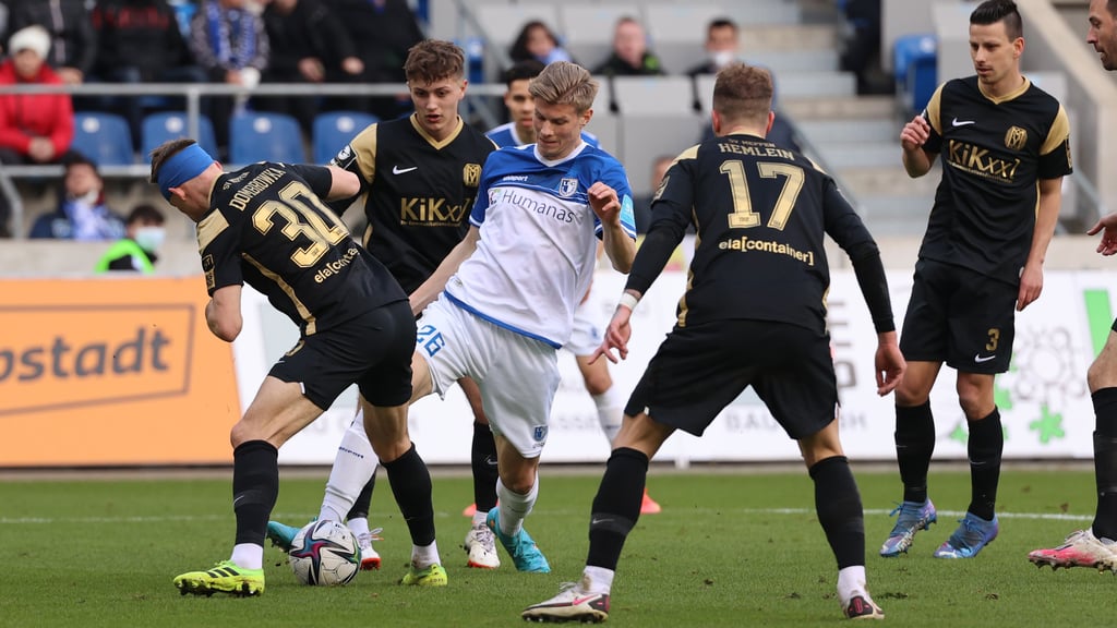 Der 1. FC Magdeburg, hier Luca Schuler in der Mitte, suchte lange nach der Lücke in der Abwehr des SV Meppen.