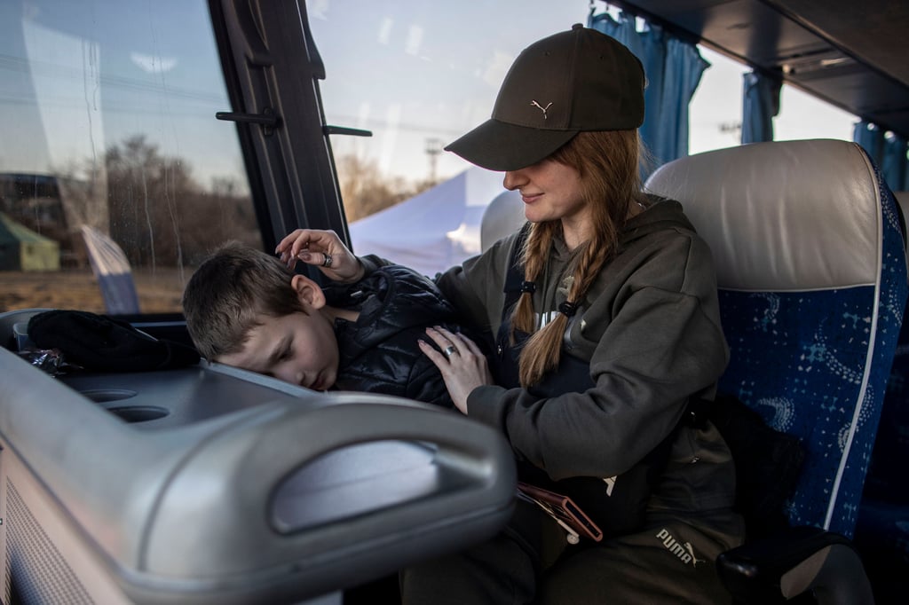 In Vysne Nemecke, an der Grenze der Slowakei zur Ukraine, sitzen Ira und ihr Sohn Sascha (11) in einem Bus, der sie in eine Unterkunft in der Stadt Kosice bringen soll. Sascha und seine Mutter sind seit rund zwei Wochen auf der Flucht. Sie stammen aus Saporischja.