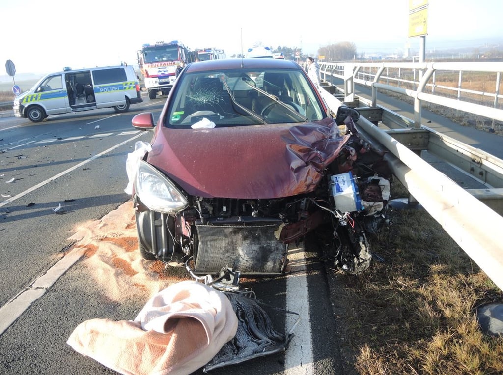 Auf der L66 ist an der Auffahrt zur A36 eine Autofahrerin mit ihrem Mazda mit einem anderen Fahrer im VW zusammengestoßen. Es kam zu einer langen Straßensperrung. Foto: