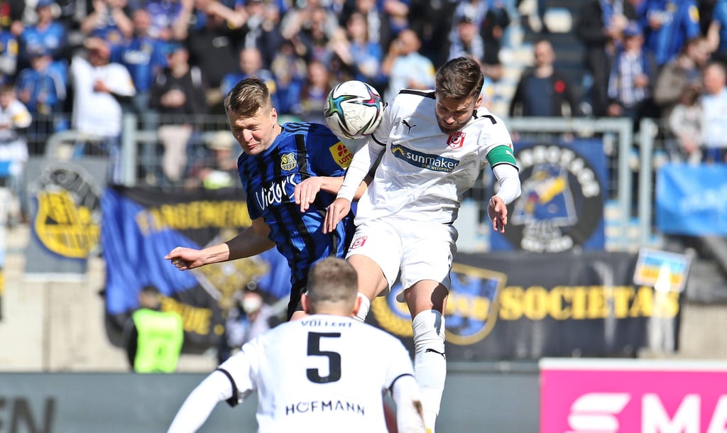 HFC-Kapitän Niklas Kreuzer im Kopfballduell gegen den 1. FC Saarbrücken