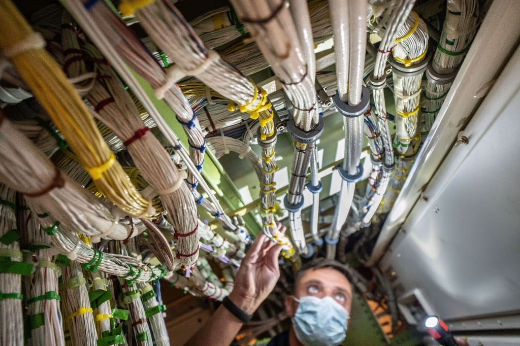 Ein Fluggerät-Elektroniker überprüft in der Lufthansa-Werft am Frankfurter Flughafen Kabelstränge im „Herz“ einer Boeing.